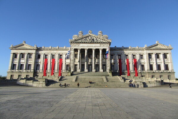 2016_Fachada_del_Palacio_Legisla